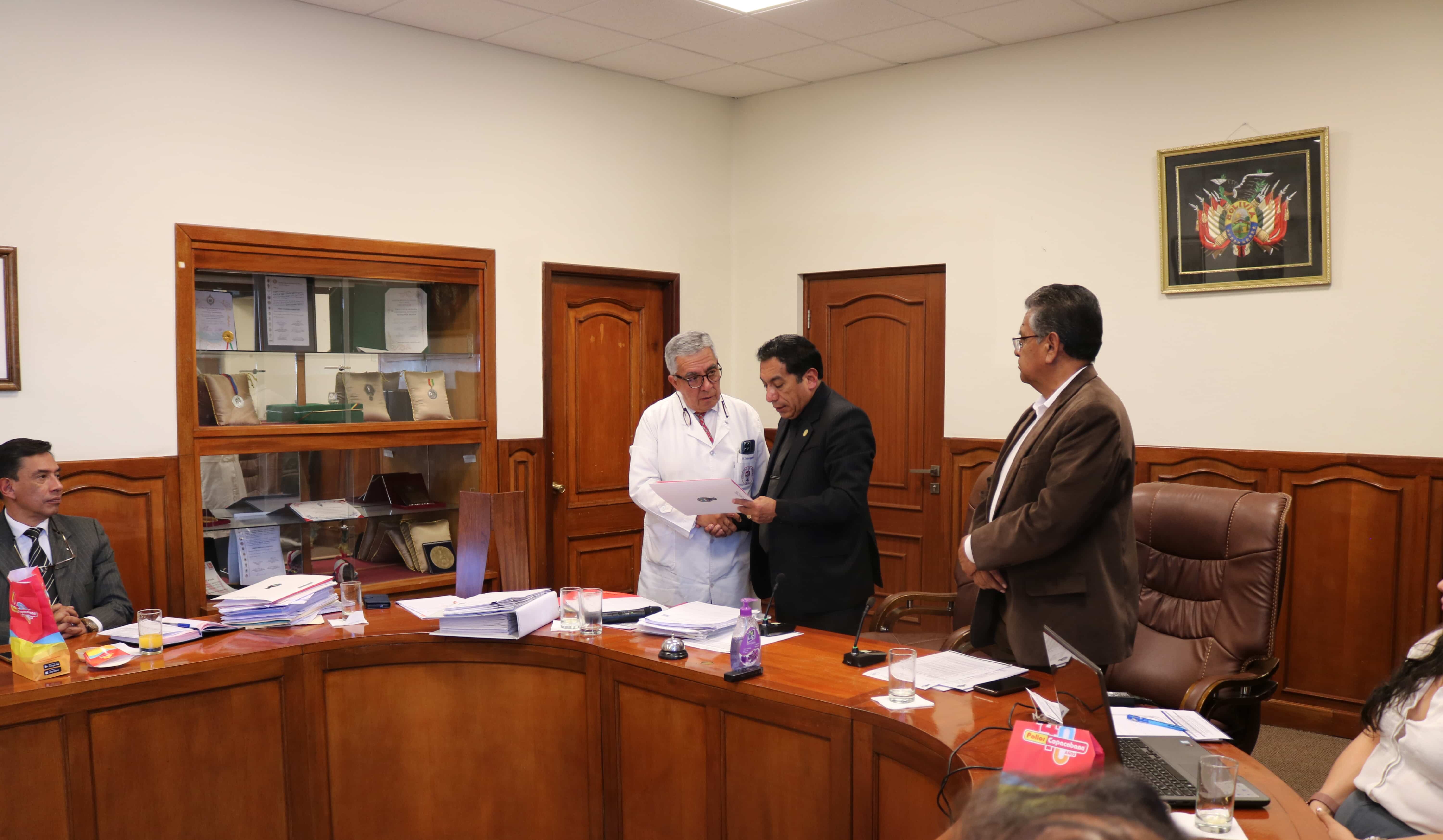 CARRERA DE MEDICINA RECIBE RECONOCIMIENTO EN SESIÓN DEL HONORABLE CONSEJO FACULTATIVO EN SU 191 ANIVERSARIO